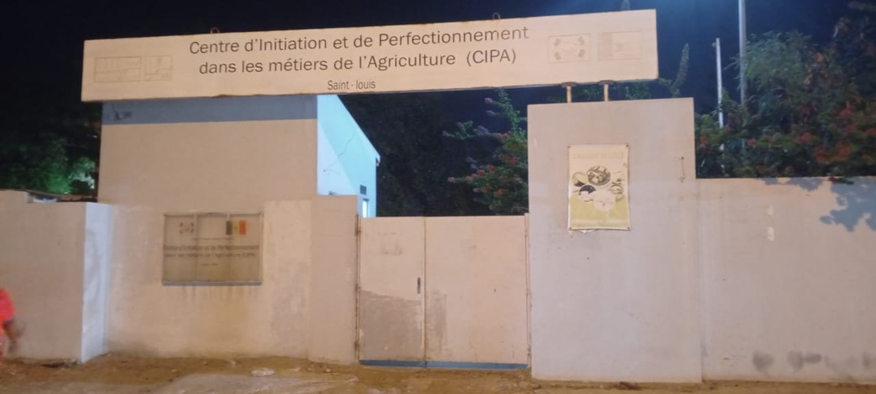 L'entrée du centre, Cité Niakh : le panneau porte encore l'ancien nom, CIPA