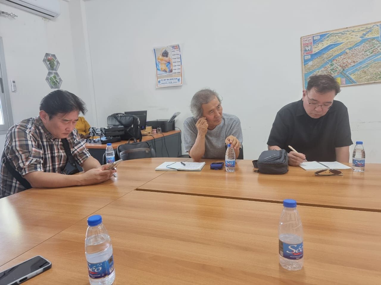 La délégation coréenne en réunion au centre